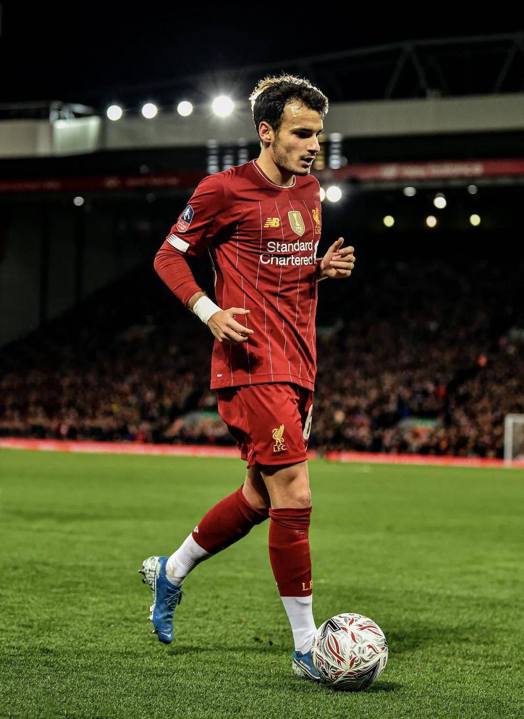 九游游戏中心阿斯顿维拉今夜官宣签约，志在欧超杯名次提升，管理层满意，训练强度明显提升的简单介绍